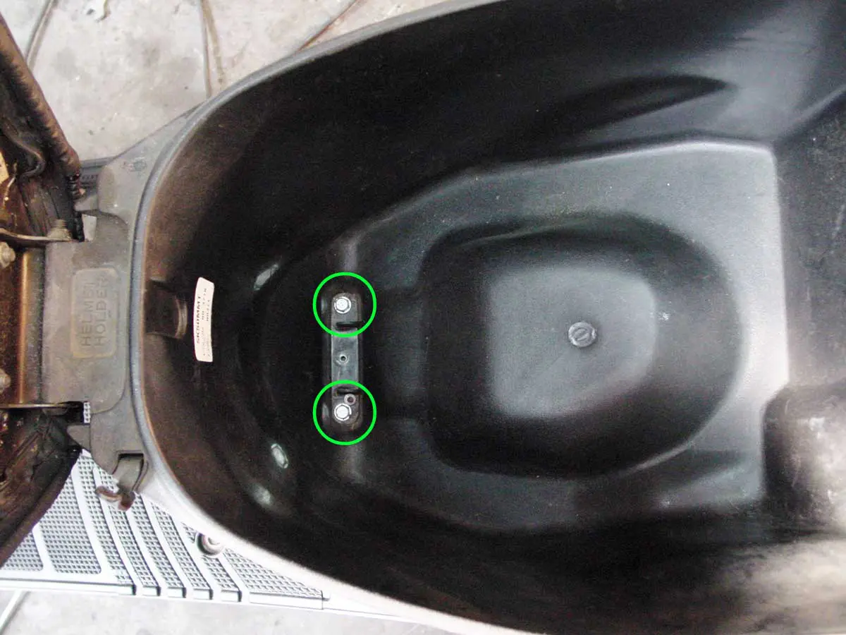 マニュアル】スーパーディオ（AF27・AF28）SR・ZXのメットインボックス