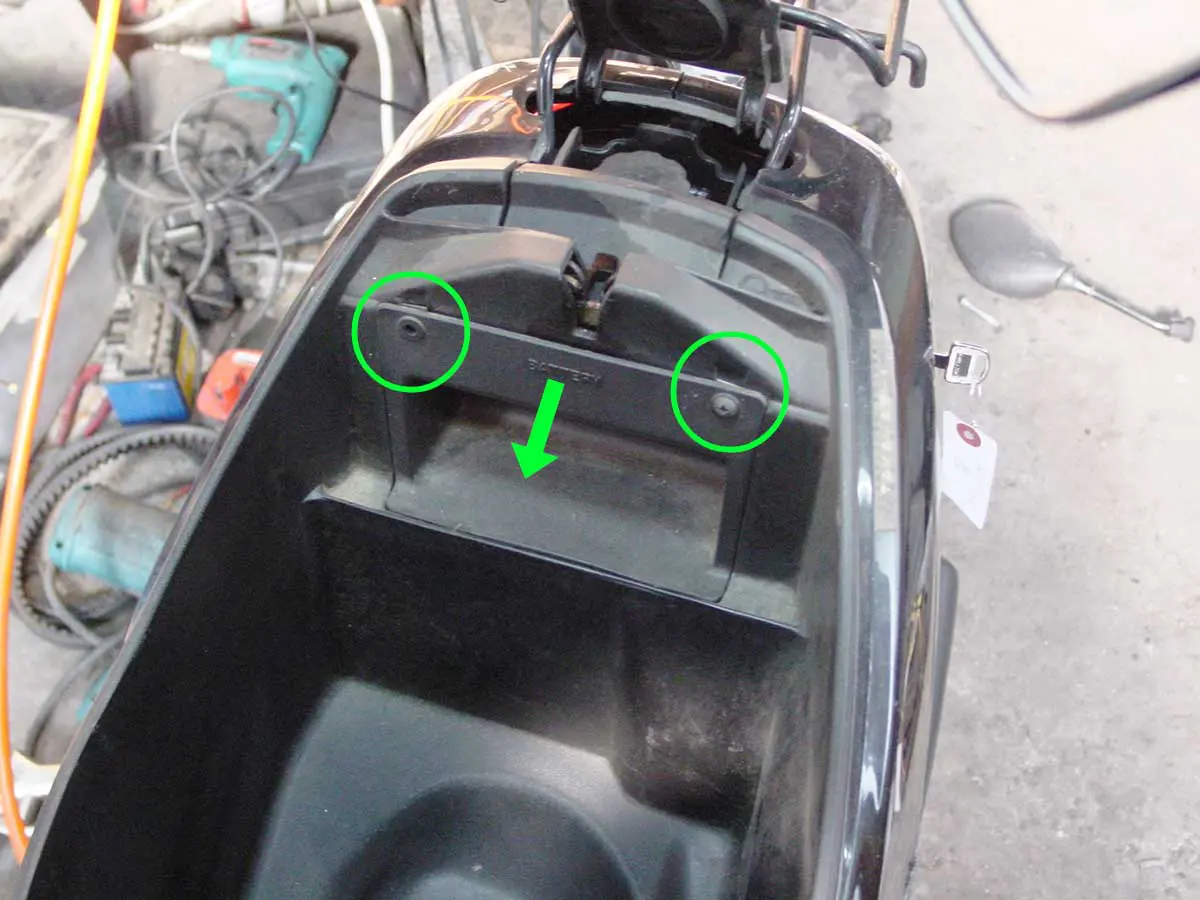 マニュアル】スーパーディオ（AF27・AF28）SR・ZXのメットインボックス