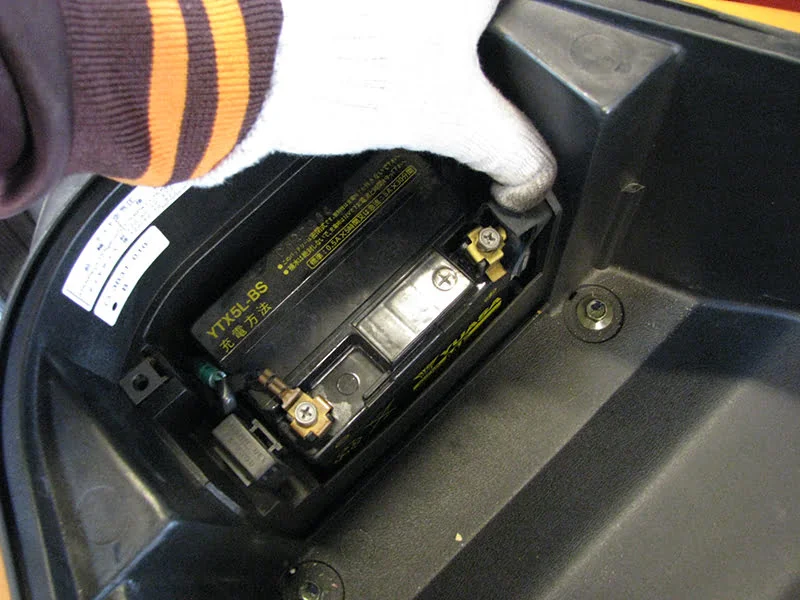 マニュアル】エンジン不動になったらやるべし！VOXのバッテリー交換