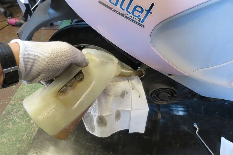 マニュアル】レッツ4シリーズのオイル交換方法のポイントはマグネット