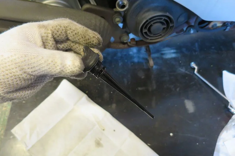 マニュアル】レッツ4シリーズのオイル交換方法のポイントはマグネット