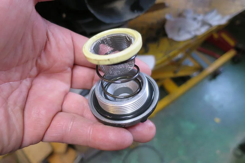 マニュアル】エンジン真下からキレイに抜ける！VOXのオイル交換方法