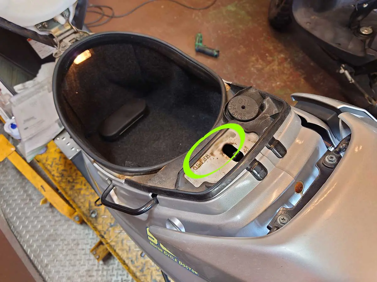 マニュアル】車体から紐解く！アドレスV100の車体番号と型式認定番号は