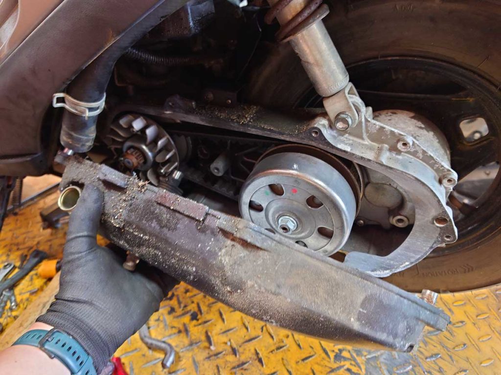 V100後期型のクランクケースの外し方とキック戻りを解消