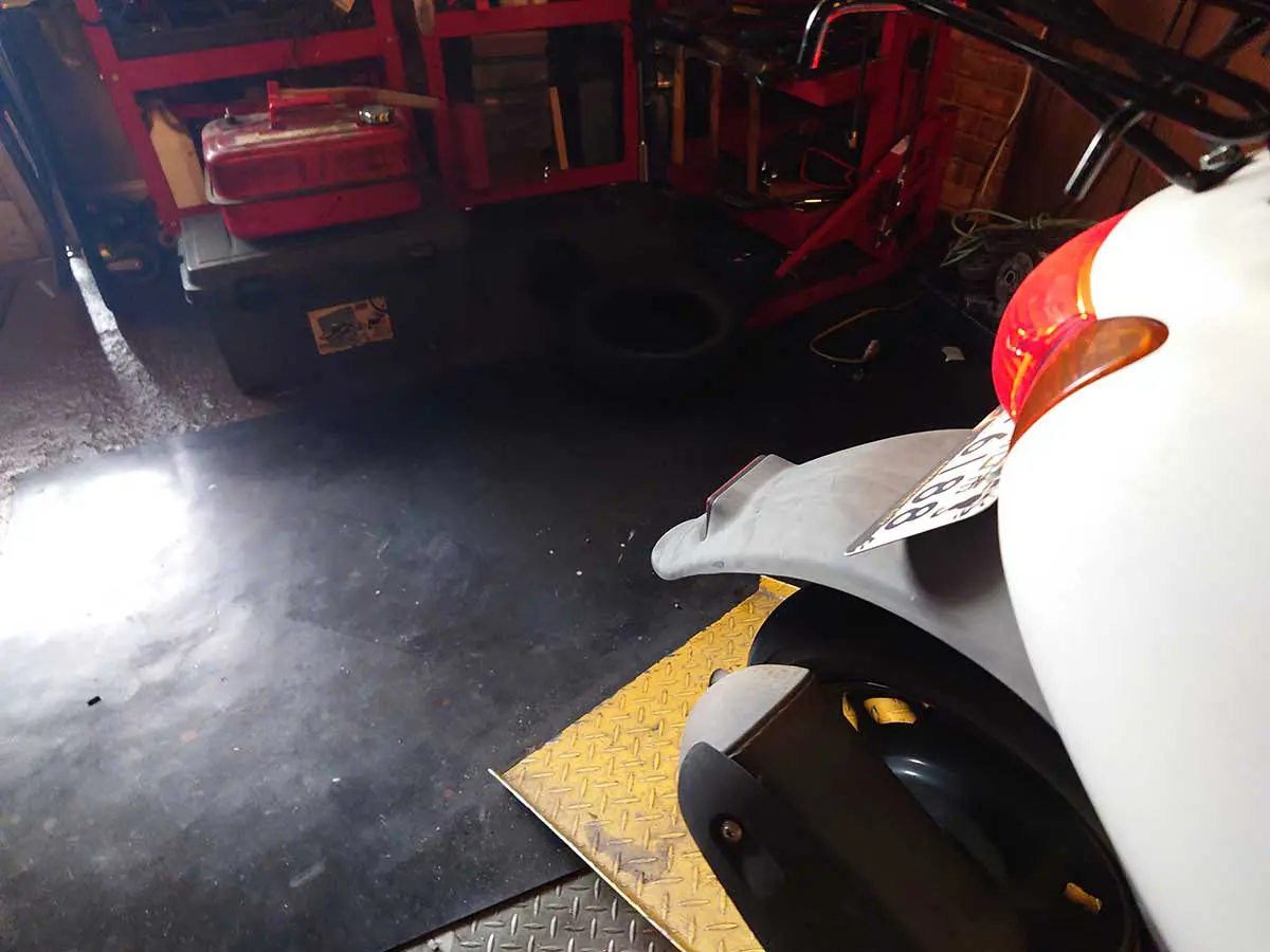 焼き付きに直結するレッツ4のオイル上がりは白煙を吹くかどーかで判断