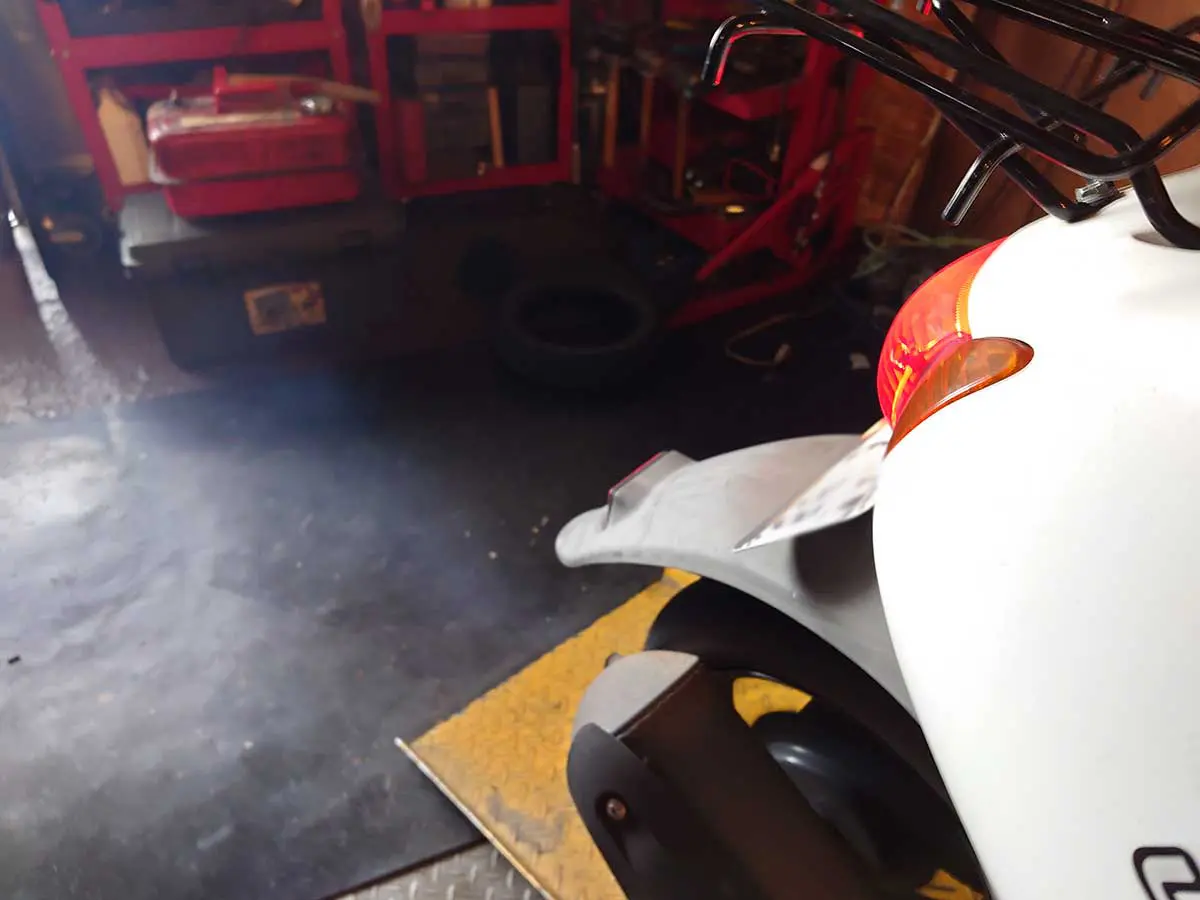 焼き付きに直結するレッツ4のオイル上がりは白煙を吹くかどーかで判断