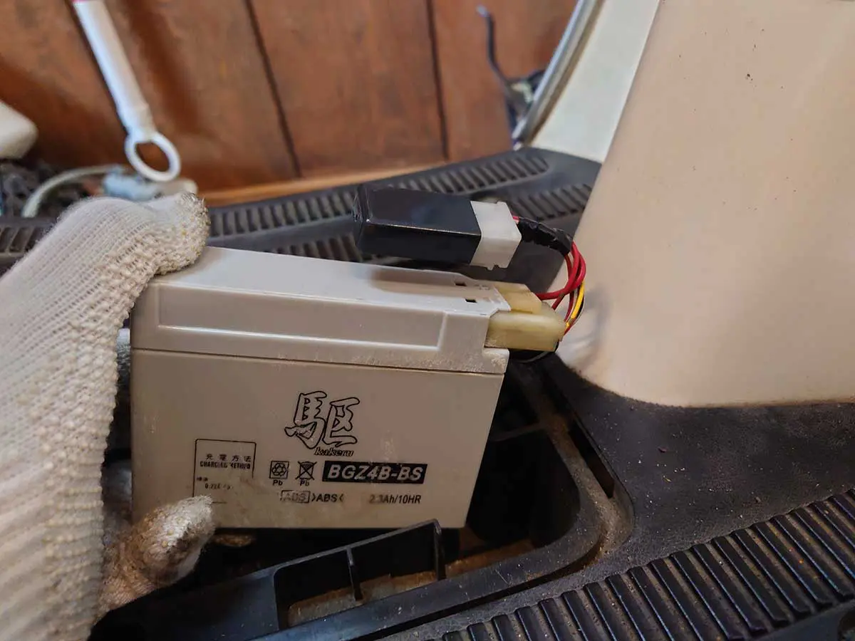 マニュアル】ステップ下にあるぞ！ヴェルデのバッテリー交換方法を