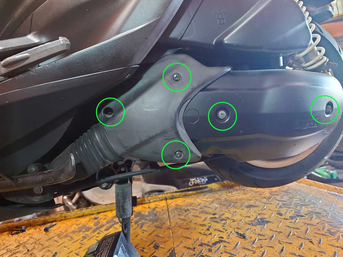 マニュアル】プロが教える駆動系分解法！シグナスX（SE12J）のプーリー