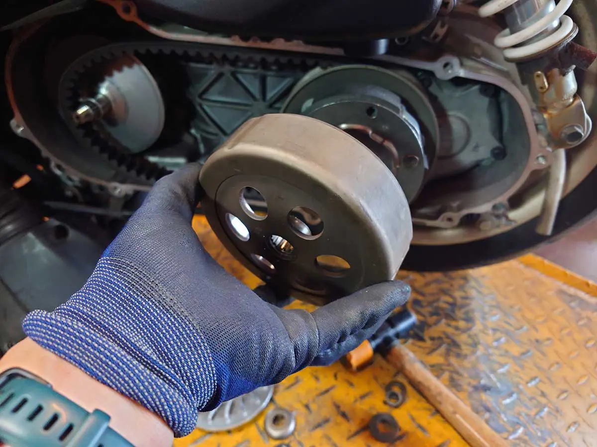 マニュアル】プロが教える駆動系分解法！シグナスX（SE12J）のプーリー