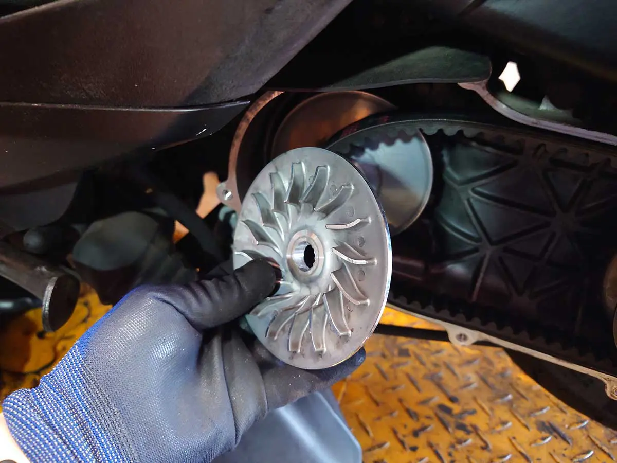 マニュアル】プロが教える駆動系分解法！シグナスX（SE12J）のプーリー