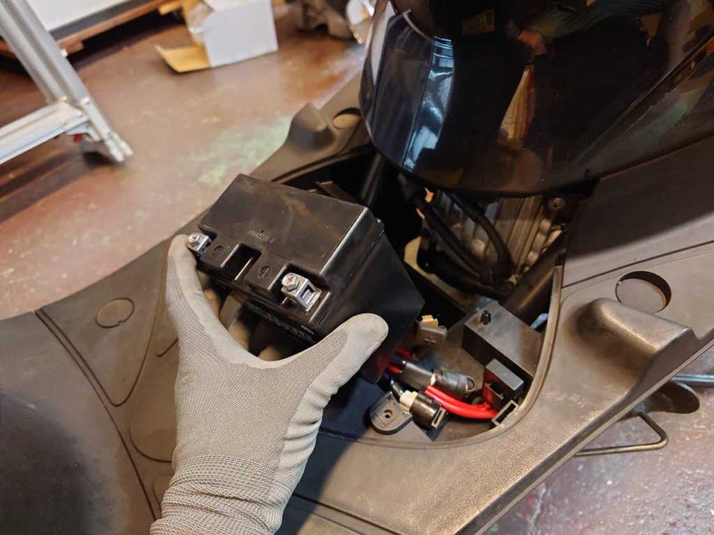 ジョグ4のバッテリー交換方法