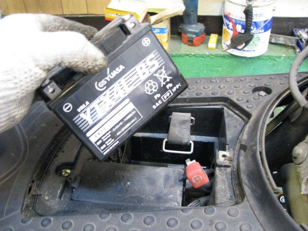 トゥデイのバッテリー交換方法