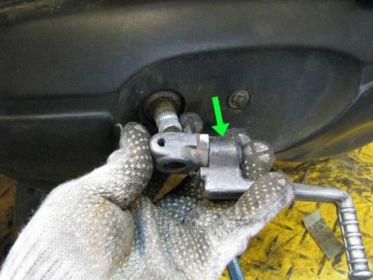 レッツⅡ前期型のキックしにくいレバーを後期型にチェンジして軽々