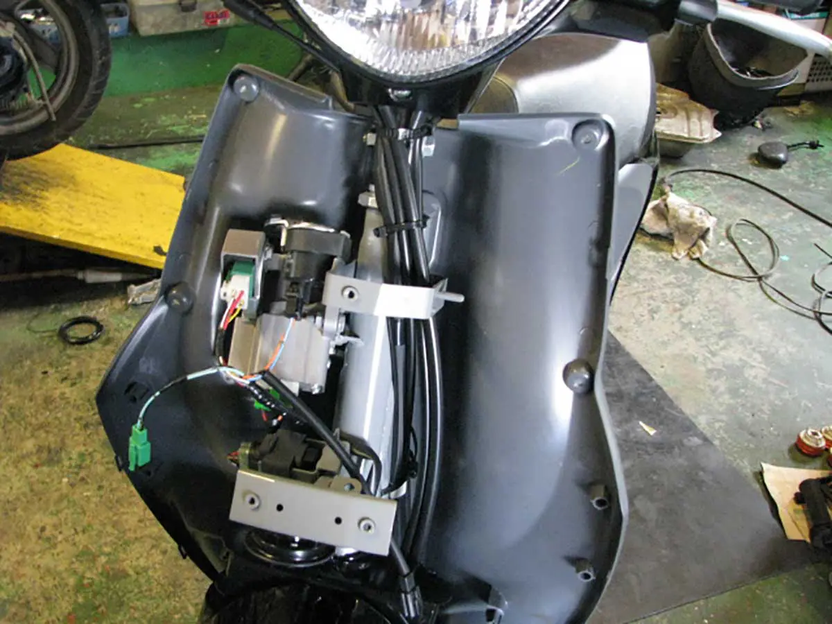 マニュアル】レッツ5のフロントカバーを開けて電装系パーツ郡を確認