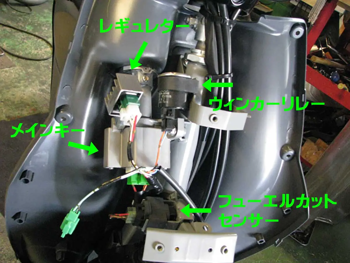 スズキ　レッツ５　修理ベース　部品取り マニュアル】レッツ5のフロントカバーを開けて電装系パーツ郡を確認