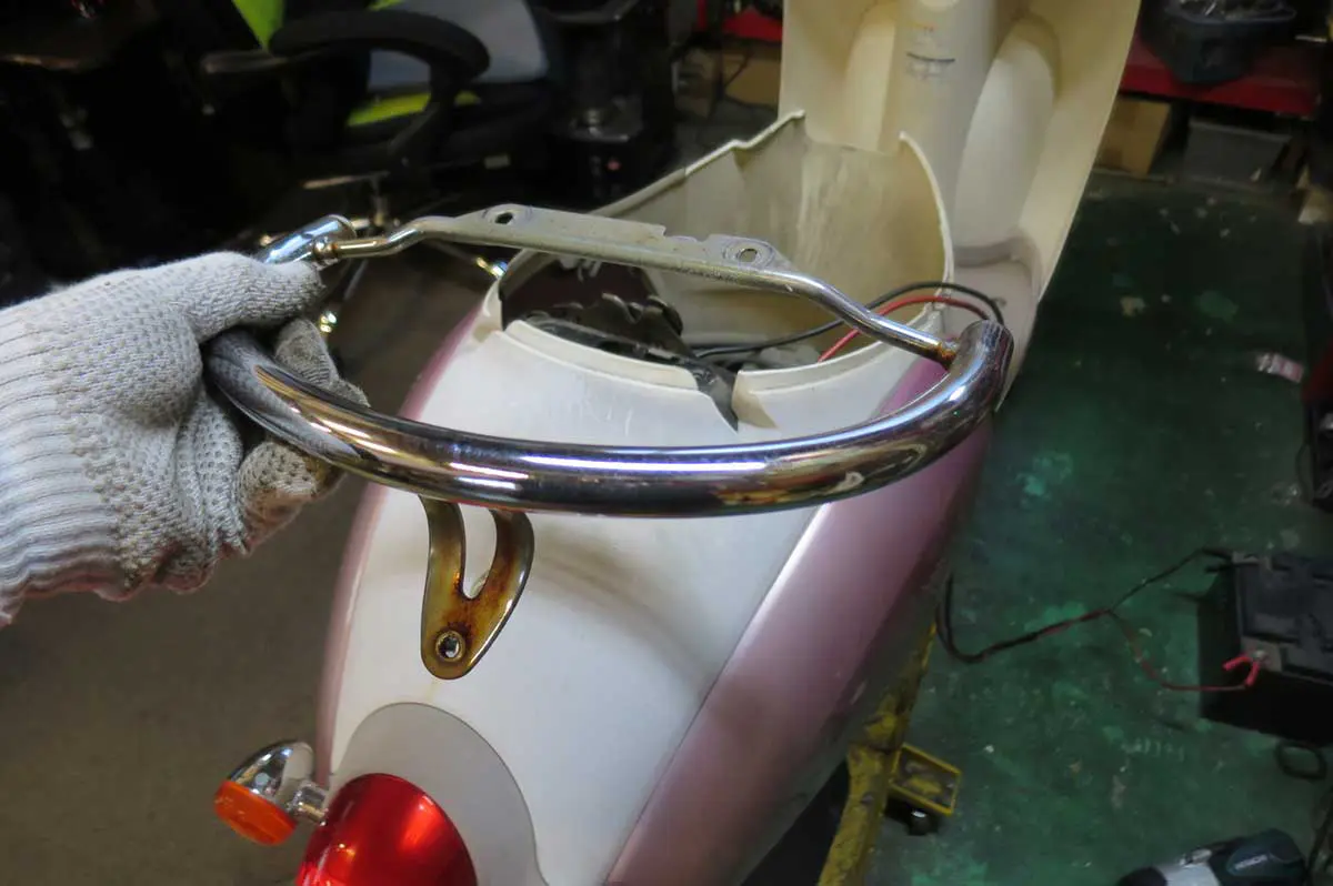 スクーピーのリアキャリアの取り外し方