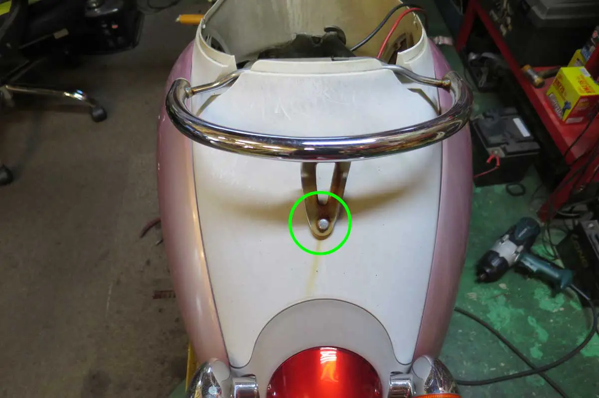 スクーピーのリアキャリアの取り外し方