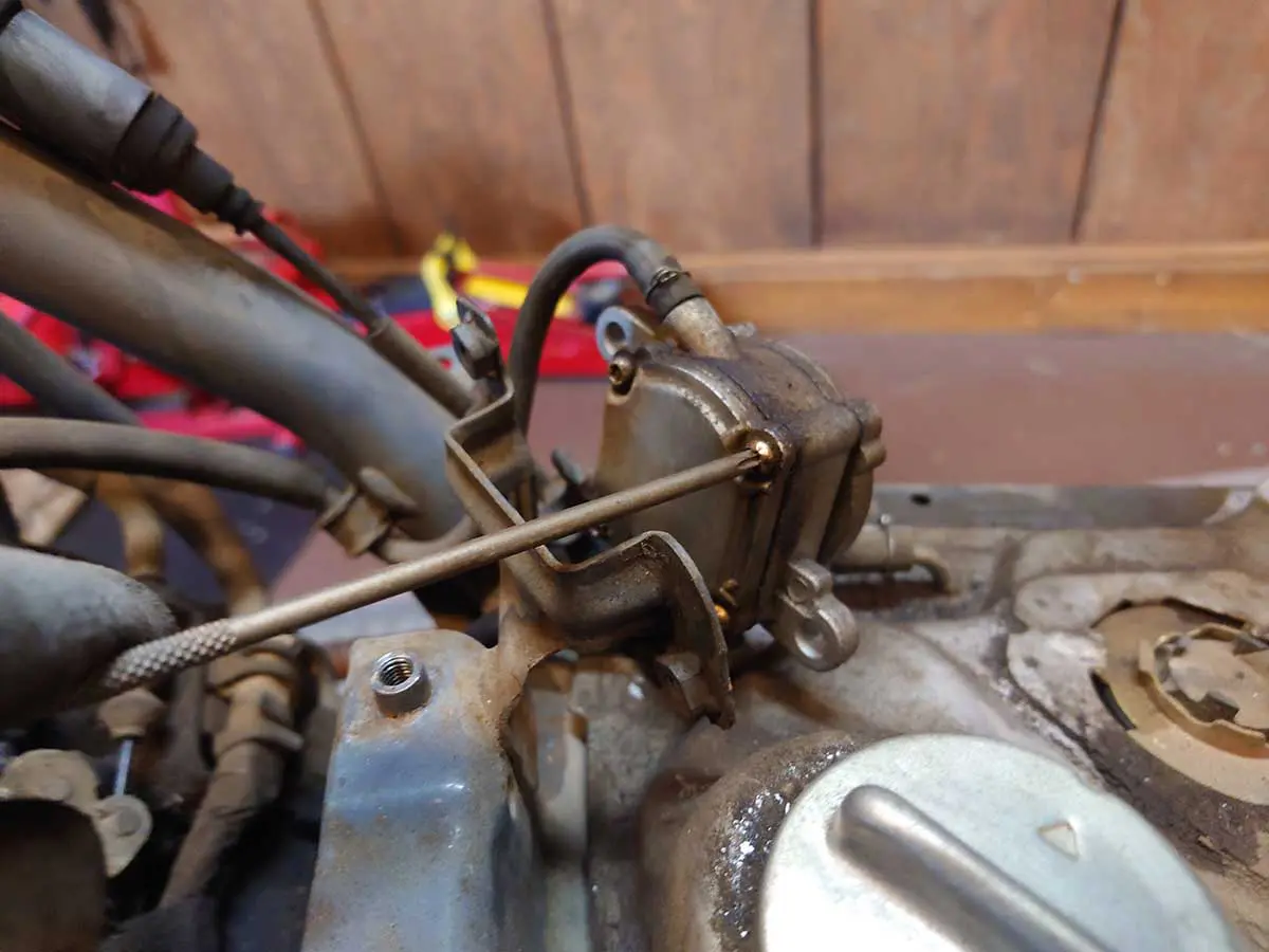 なんと！スーパーディオが吹けない原因が燃料ポンプのネジ緩みだったと