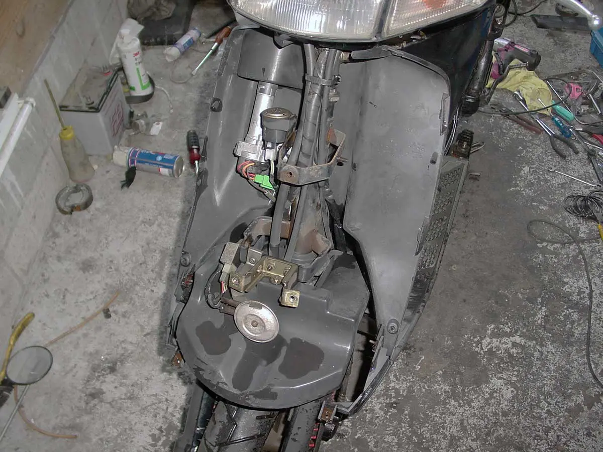 アドレスV100  消耗品・フロントカウル交換済！ マニュアル】原付二種で売れまくったアドレスV100のフロントカバー脱着