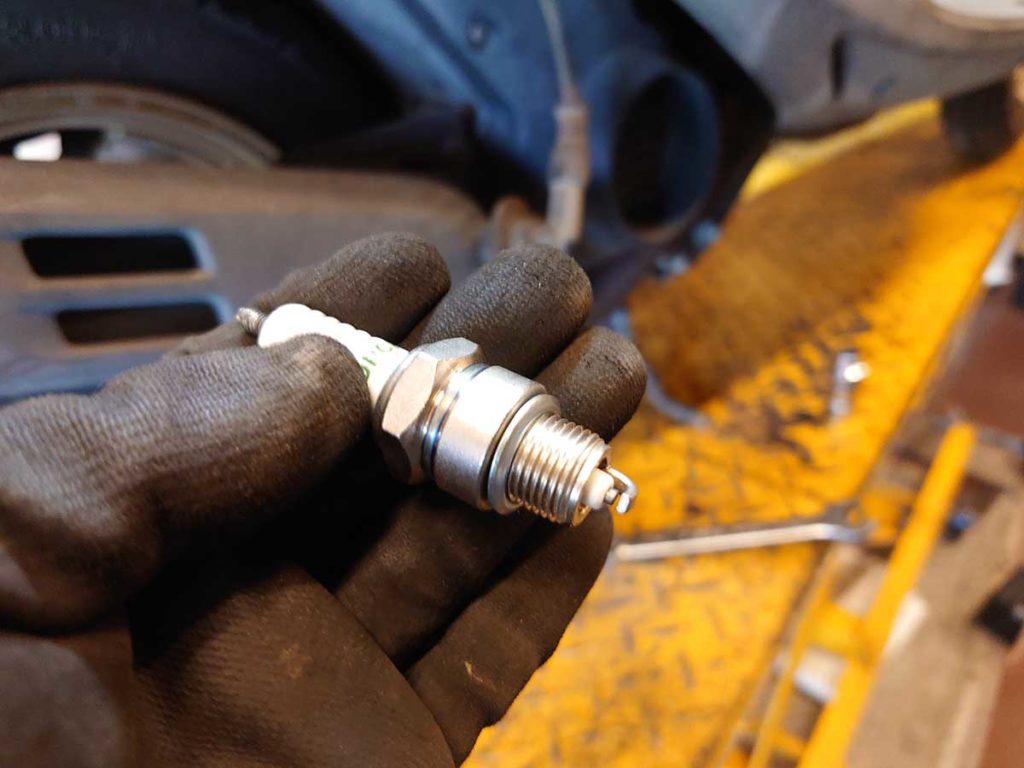 タクト2の点火プラグ交換方法