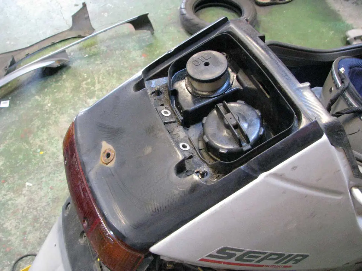 スズキ セピア レストア 部品取り マニュアル】セピア初期型のリアキャリアとリッドカバーをスマートに