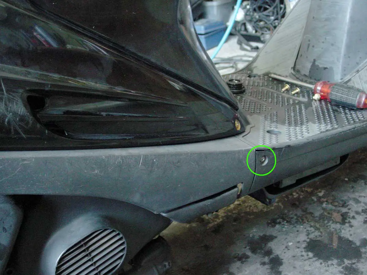 マニュアル】アドレスV100のサイドモールカバーをすんなり外す