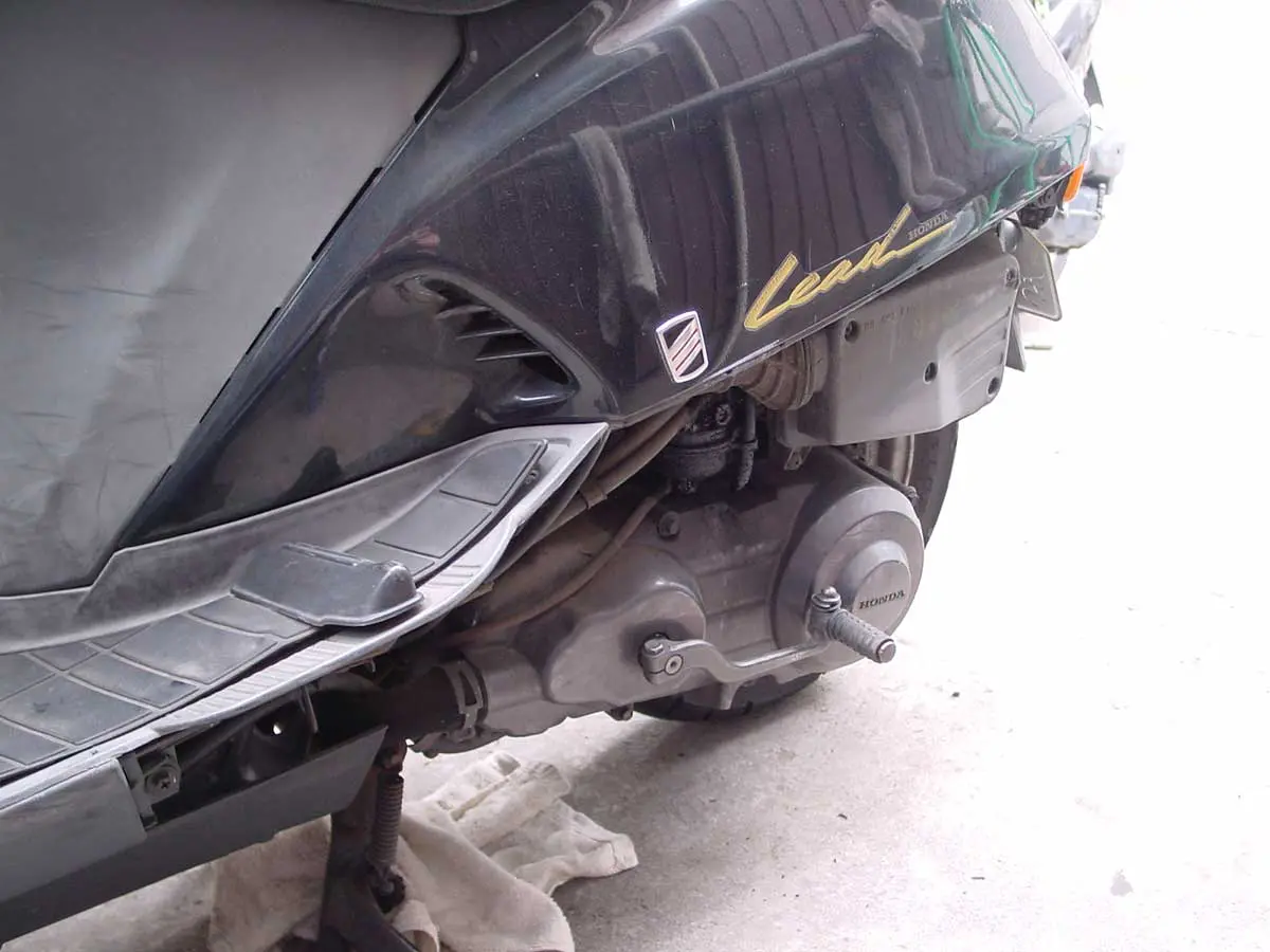 マニュアル】リード50/90のサイドモールカバーを外して吸気系＆燃調系