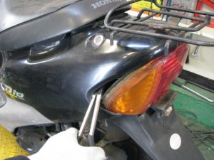 ライブディオのキーなしでシートを開ける方法