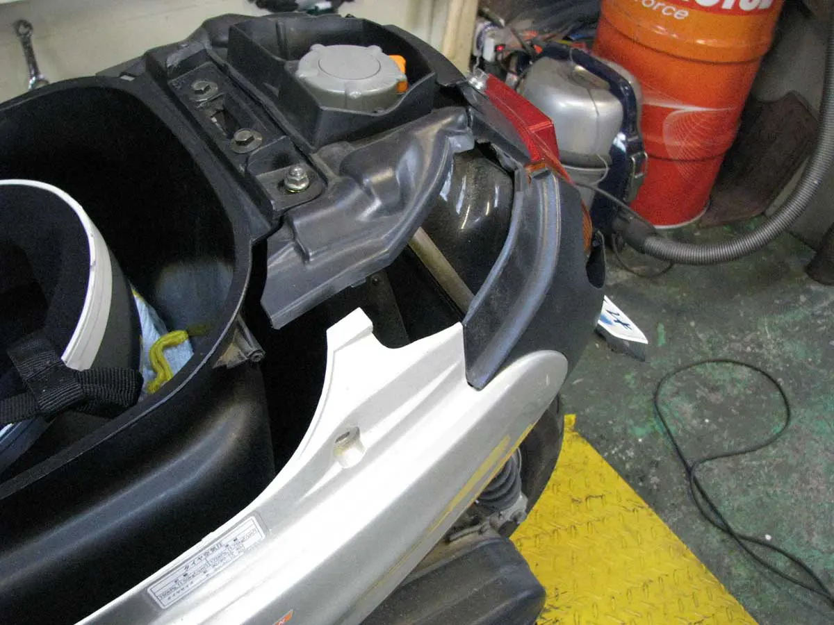 ジョグ(SA01J系)のボディカバー脱着法