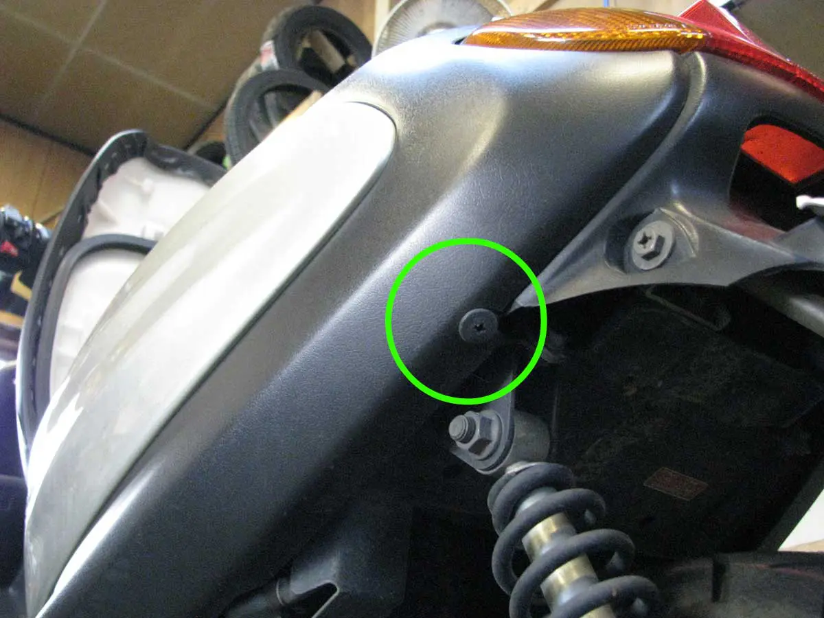 ジョグ(SA01J系)のボディカバー脱着法