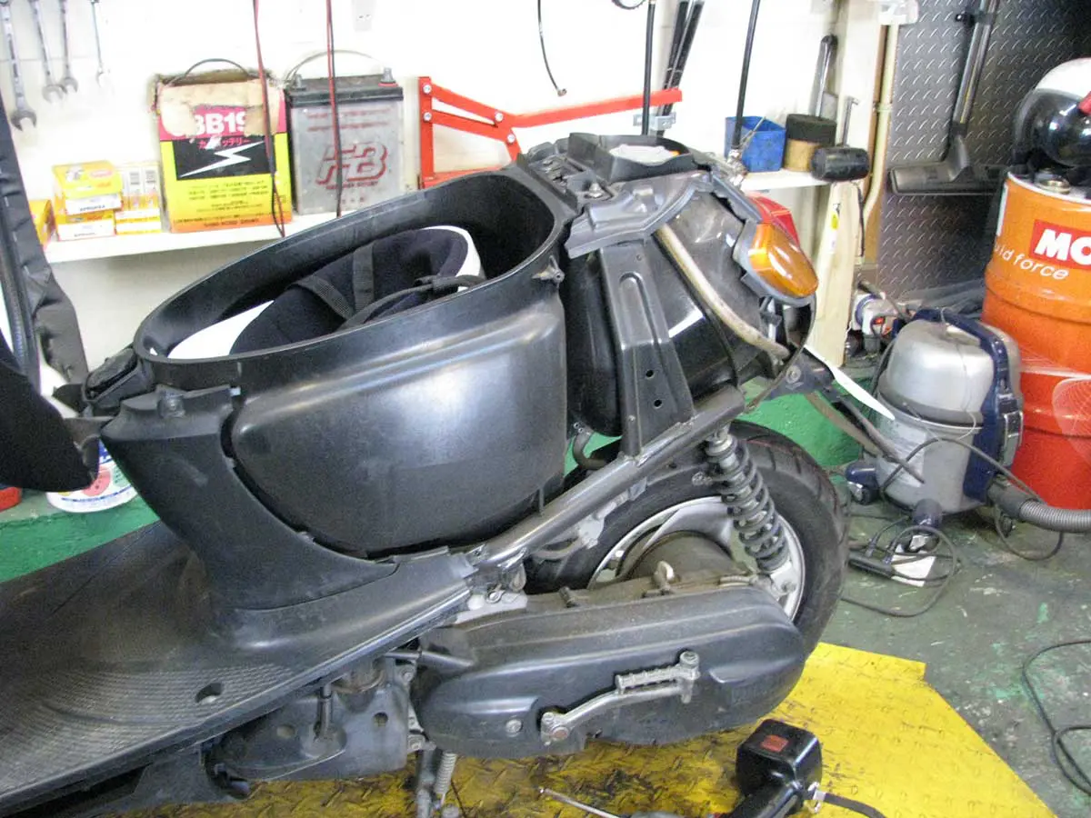 ジョグ(SA01J系)のボディカバー脱着法