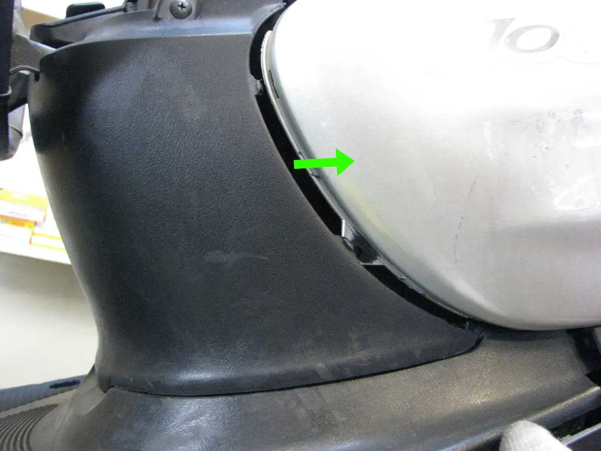 ジョグ(SA01J系)のボディカバー脱着法