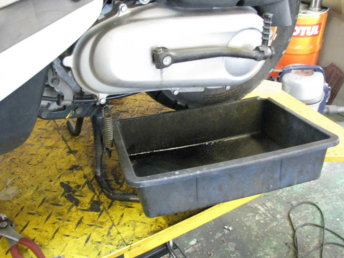 マニュアル】水冷エンジンのスクーピー（AF55）はオイル交換サイクルは