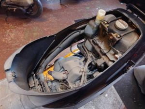 タクト2のメットインボックス脱着法